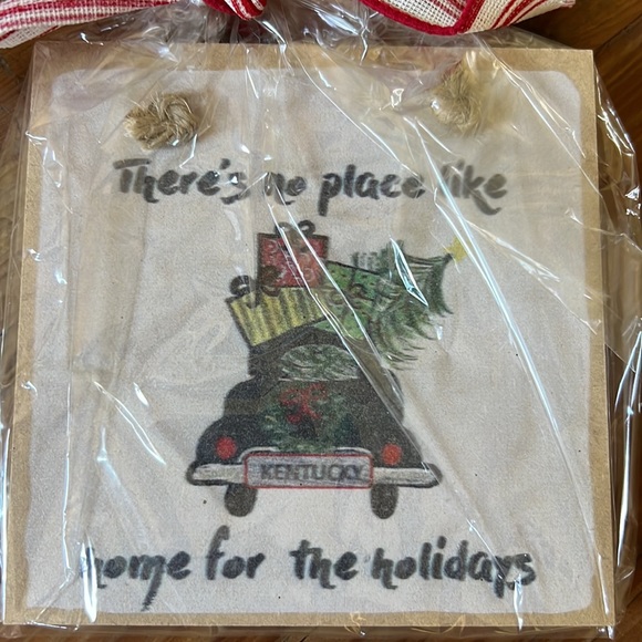 NWT Set of Two Kentucky Themed Wooden Ornaments - Picture 3 of 3